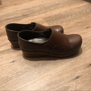 🌟SOLD🌟Gently used brown Dansko’s. Size 39